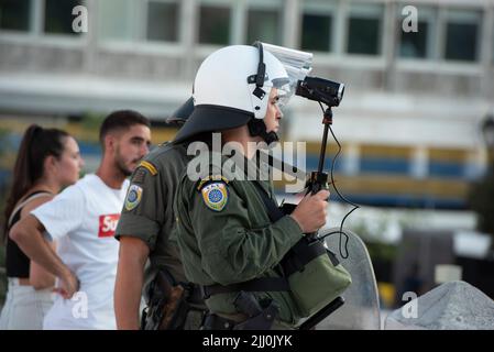 Athen, Griechenland. 21.. Juli 2022. Ein Bereitschaftspolizist zeichnet Demonstranten mit einer Videokamera auf. Tausende marschierten während der Demonstration von 6. in Solidarität mit dem anarchistischen Gefangenen Giannis Michailidis, der sich seit Mai 23. im Hungerstreik befindet und die Behörden zur Einhaltung des Gesetzes auffordert und ihn freilässt, da er die notwendige Zeit zur Freilassung auf Bewährung abgedient hat. (Bild: © Nikolas Georgiou/ZUMA Press Wire) Stockfoto