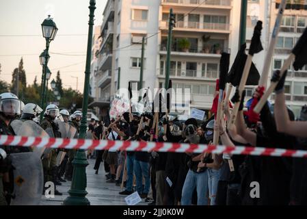 Athen, Griechenland. 21.. Juli 2022. Demonstranten marschieren mit Parolen gegen die Polizei und den Staat. Tausende marschierten während der Demonstration von 6. in Solidarität mit dem anarchistischen Gefangenen Giannis Michailidis, der sich seit Mai 23. im Hungerstreik befindet und die Behörden zur Einhaltung des Gesetzes auffordert und ihn freilässt, da er die notwendige Zeit zur Freilassung auf Bewährung abgedient hat. (Bild: © Nikolas Georgiou/ZUMA Press Wire) Stockfoto