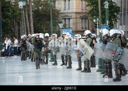 Athen, Griechenland. 21.. Juli 2022. Demonstranten marschieren mit Parolen gegen die Polizei und den Staat. Tausende marschierten während der Demonstration von 6. in Solidarität mit dem anarchistischen Gefangenen Giannis Michailidis, der sich seit Mai 23. im Hungerstreik befindet und die Behörden zur Einhaltung des Gesetzes auffordert und ihn freilässt, da er die notwendige Zeit zur Freilassung auf Bewährung abgedient hat. (Bild: © Nikolas Georgiou/ZUMA Press Wire) Stockfoto