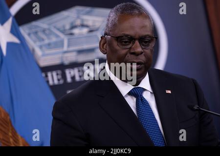 Arlington, Vereinigte Staaten Von Amerika. 20.. Juli 2022. Arlington, Vereinigte Staaten von Amerika. 20. Juli 2022. US-Verteidigungsminister Lloyd Austin beantwortet eine Frage während einer Pressekonferenz im Pentagon am 20. Juli 2022 in Arlington, Virginia. Quelle: Chad J. McNeeley/DOD/Alamy Live News Stockfoto