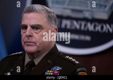 Arlington, Vereinigte Staaten Von Amerika. 20.. Juli 2022. Arlington, Vereinigte Staaten von Amerika. 20. Juli 2022. Der US-Vorsitzende der Joint Chiefs of Staff, General Mark A. Milley, hört sich während einer Pressekonferenz im Pentagon am 20. Juli 2022 in Arlington, Virginia, eine Frage an. Quelle: Chad J. McNeeley/DOD/Alamy Live News Stockfoto