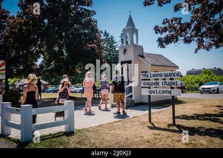 Touristen besuchen die kleinste Kirche in kanada, lebendige Wasser Wegrand Kapelle Stockfoto