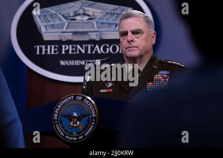 Arlington, Vereinigte Staaten Von Amerika. 20.. Juli 2022. Arlington, Vereinigte Staaten von Amerika. 10. Juni 2021. Der US-Vorsitzende der Joint Chiefs of Staff, General Mark A. Milley, hört sich während einer Pressekonferenz im Pentagon am 20. Juli 2022 in Arlington, Virginia, eine Frage an. Quelle: Chad J. McNeeley/DOD/Alamy Live News Stockfoto