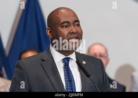 New York, USA. 21.. Juli 2022. Jamie Harrison, Vorsitzender des Demokratischen Nationalkomitees, spricht während der Ankündigung von Gouverneur Kathy Hochul und Bürgermeister Eric Adams für die Bewerbung der Stadt, am 21. Juli 2022 die Demokratische Nationalversammlung im Jacob Javits Center in New York zu veranstalten. (Foto von Lev Radin/Sipa USA) Quelle: SIPA USA/Alamy Live News Stockfoto