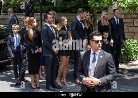 New York, NY - 20. Juli 2022: Donald Trump Jr. Eric Trump, Ivanka Trump und ihre Familien nehmen an der Beerdigung von Ivana Trump in der St. Vincent Ferrer Church Teil Stockfoto