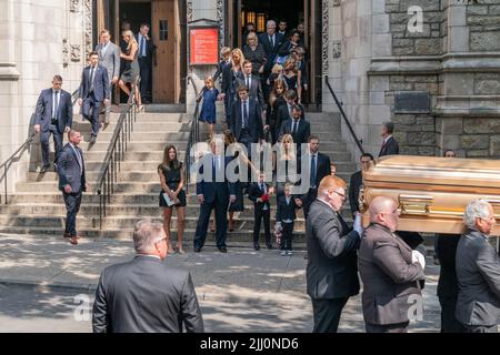 New York, NY - 20. Juli 2022: Der ehemalige Präsident Donald Trump, Melania Trump, Kinder und Enkel sehen in der St. Vincent Ferrer Church wie eine Schatulle mit Ivana Trumps Körper, der in den Leichenwagen geladen wird Stockfoto