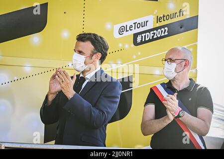 Frankreich. 21.. Juli 2022. Präsident Emmanuel Macron besucht Tour de France 2022 Etappe 18 von Lourdes nach Hautacam (143,2km). Emmanuel Macron (Foto: © Pauline Ballet/A.O.S/ZUMA Press Wire Service) Stockfoto