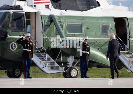 US-Präsident Joe Biden ist am 22. Mai 2022 in Tokio, Japan, an der Marine One auf dem Luftwaffenstützpunkt Yokota vertreten. US-Präsident Joe Biden befindet sich auf der zweiten Etappe einer Reise zur Stärkung der US-Allianzen in Asien. Quelle: Hitoshi Katanoda/AFLO/Alamy Live News Stockfoto