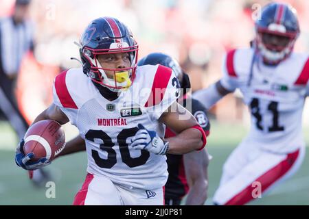 Ottawa, Kanada. 21.. Juli 2022. Montreal Alouettes Justin Stockton (30) gibt während des CFL-Spiels zwischen Montreal Alouettes und Ottawa Redblacks im TD Place Stadium in Ottawa, Kanada, einen Kick zurück. Daniel Lea/CSM/Alamy Live News Stockfoto