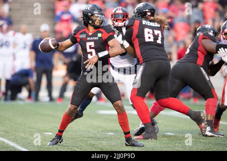 Ottawa, Kanada. 21.. Juli 2022. Ottawa Redblacks Quarterback Caleb Evans (5) wirft den Ball während des CFL-Spiels zwischen Montreal Alouettes und Ottawa Redblacks im TD Place Stadium in Ottawa, Kanada. Daniel Lea/CSM/Alamy Live News Stockfoto