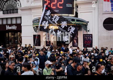 London, Großbritannien. 21.. Juli 2022. Ein Überblick über die Demonstranten während der Demonstration. Hongkongers versammelten sich am 3.. Jahrestag des Yuen Long Mob-Angriffs 721 im Piccadilly Circus in London, um gegen den Totalitarismus der chinesischen Gemeinschaftspartei zu protestieren. Kredit: SOPA Images Limited/Alamy Live Nachrichten Stockfoto