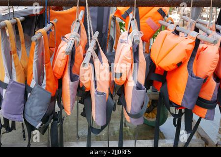 Stapel Schwimmweste in einem Boot Stockfoto
