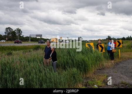 Aurora, Kanada. 21.. Juli 2022. Die Leute schauen auf eine Prozession von Motorrädern entlang der Autobahn. Hunderte von Hells Angels-Mitgliedern rollten durch die Region York in Richtung Toronto zu einer Gedenkprozession. Die Prozession ist zu Ehren eines gefallenen Mitglieds des Outlaw Hells Angels Motorcycle Club. Kredit: SOPA Images Limited/Alamy Live Nachrichten Stockfoto