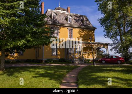 Historisches Haus Braconsfield - Charlottetown, Prince Edward Island, Kanada - viktorianisches Holzhaus mit Terrasse Stockfoto