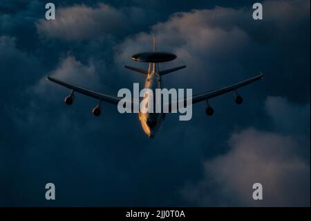 Ein Flugzeug der US Air Force E-3 Sentry Airborne Warning and Control System, das dem 968. Expeditionary Airborne Air Control Squadron zugewiesen wurde, führt während einer Unterstützungsmission des US-Präsidenten im zentralen Verantwortungsbereich der US Air Forces am 15. Juli 2022 Luftoperationen durch. Die AFCENT-Kräfte sind nach wie vor bemüht, die diplomatischen Bemühungen der Regierung zur Förderung der Sicherheit und der regionalen Stabilität im Nahen Osten zu unterstützen. (USA Foto der Luftwaffe von Staff Sgt. Christian Sullivan) Stockfoto
