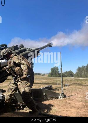 Fallschirmjäger der US-Armee mit C-Batterie, 4. Bataillon, 319. Airborne Field Artillery Regiment, 173. Airborne Brigade führen während der Dynamic Front 22, 20. Juli 2022 im Trainingsgebiet Grafenwoehr Live-Feuerartillerie auf der Haubitze M777A2 durch. Dynamic Front 22, angeführt vom Artillery Command von 56. und geleitet von der US Army Europe and Africa, ist die führende US-geführte NATO- und partnerintegrierte Feuerübung im Europäischen Theater, die sich auf die Interoperabilität von Bränden konzentriert, um die Bereitschaft, die Letalität und die Interoperabilität in den Bereichen Mensch, Verfahren und Technik zu erhöhen. Der 173. Airbor Stockfoto