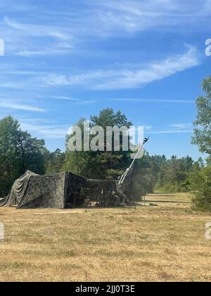 Fallschirmjäger der US-Armee mit C-Batterie, 4. Bataillon, 319. Airborne Field Artillery Regiment, 173. Airborne Brigade führen während der Dynamic Front 22, 20. Juli 2022 im Trainingsgebiet Grafenwoehr Live-Feuerartillerie auf der Haubitze M777A2 durch. Dynamic Front 22, angeführt vom Artillery Command von 56. und geleitet von der US Army Europe and Africa, ist die führende US-geführte NATO- und partnerintegrierte Feuerübung im Europäischen Theater, die sich auf die Interoperabilität von Bränden konzentriert, um die Bereitschaft, die Letalität und die Interoperabilität in den Bereichen Mensch, Verfahren und Technik zu erhöhen. Der 173. Airbor Stockfoto