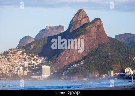 Two Hill Brother und gavea Stone vom Strand von ipanema in Rio de Janeiro aus gesehen. Stockfoto