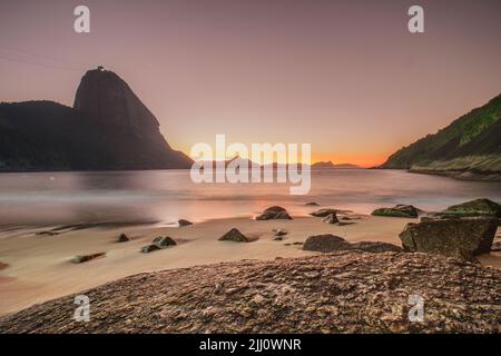 sonnenaufgang am roten Strand von urca in Rio de Janeiro. Stockfoto