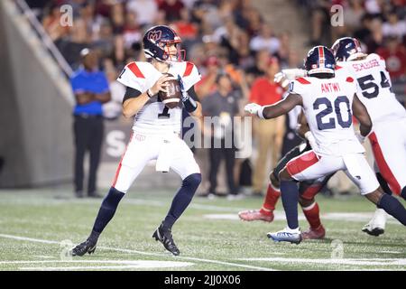 Ottawa, Kanada. 21.. Juli 2022. Montreal Alouettes Quarterback Trevor Harris (7) wird während des CFL-Spiels zwischen Montreal Alouettes und Ottawa Redblacks im TD Place Stadium in Ottawa, Kanada, werfen. Daniel Lea/CSM/Alamy Live News Stockfoto