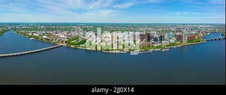Panorama der modernen Skyline von Cambridge, einschließlich Massachusetts Institute of Technology mit-Luftaufnahme vom Charles River, Cambridge, Massachusetts, MA Stockfoto