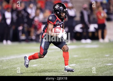 Ottawa, Kanada. 21.. Juli 2022. Ottawa Redblacks Terry Williams (81) gibt während des CFL-Spiels zwischen Montreal Alouettes und Ottawa Redblacks im TD Place Stadium in Ottawa, Kanada, einen Kick zurück. Daniel Lea/CSM/Alamy Live News Stockfoto