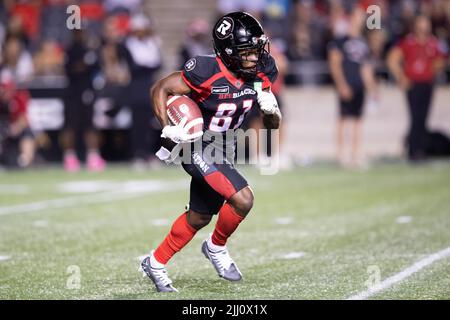 Ottawa, Kanada. 21.. Juli 2022. Ottawa Redblacks Terry Williams (81) gibt während des CFL-Spiels zwischen Montreal Alouettes und Ottawa Redblacks im TD Place Stadium in Ottawa, Kanada, einen Kick zurück. Daniel Lea/CSM/Alamy Live News Stockfoto