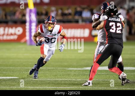 Ottawa, Kanada. 21.. Juli 2022. Montreal Alouettes Justin Stockton (30) gibt während des CFL-Spiels zwischen Montreal Alouettes und Ottawa Redblacks im TD Place Stadium in Ottawa, Kanada, einen Kick zurück. Daniel Lea/CSM/Alamy Live News Stockfoto