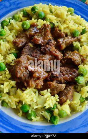 Rindfleisch Korma serviert auf einem bunten Teller Stockfoto