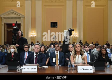 Die ehemalige stellvertretende Pressesekretärin des Weißen Hauses, Sarah Matthews (R), hört zu, wie Matthew Pottinger, Mitglied des ehemaligen Nationalen Sicherheitsrats, während einer Anhörung des House Select Committee zur Untersuchung des Angriffs auf das US-Kapitol vom 6.. Januar im Bürogebäude des Cannon House in Washington, DC, am 21. Juli 2022 spricht. - Der Ausschuss des gewählten Repräsentantenhauses, der die Ermittlungen zum Aufstand des Capitols leitet, hält seine achte und letzte Anhörung ab, in der die Handlungen des ehemaligen Präsidenten Donald Trump am 6.. Januar eingehend untersucht werden. Mehr als 850 Menschen wurden im Zusammenhang mit dem Angriff von 2021 o verhaftet Stockfoto