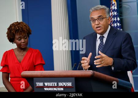 Ashish Jha, Koordinator der Reaktion des Weißen Hauses Covid-19, spricht während einer Pressekonferenz im James S. Brady Press Briefing Room im Weißen Haus in Washington, DC, USA, am Donnerstag, den 21. Juli, 2022. Präsident Biden testete heute positiv auf Covid-19 und erlebt leichte Symptome, so eine Erklärung des Weißen Hauses.Quelle: Ting Shen/Pool via CNP/MediaPunch Stockfoto