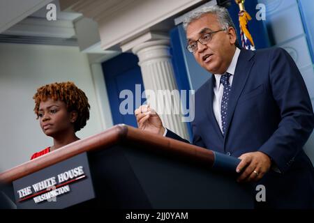 Ashish Jha, Koordinator der Reaktion des Weißen Hauses Covid-19, spricht während einer Pressekonferenz im James S. Brady Press Briefing Room im Weißen Haus in Washington, DC, USA, am Donnerstag, den 21. Juli, 2022. Präsident Biden hat heute positiv auf Covid-19 getestet und erlebt leichte Symptome, so eine Erklärung des Weißen Hauses. Quelle: Ting Shen/Pool via CNP/MediaPunch Stockfoto