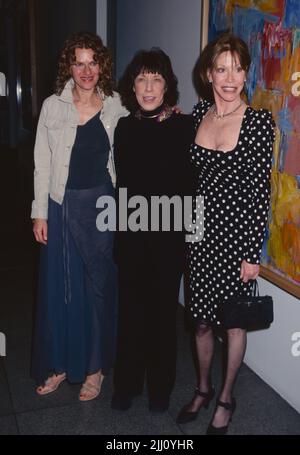 Sandra Bernhard, Lily Tomlin und Mary Tyler Moore nehmen am 10. April 2002 am "A Work in Progress: An Evening with David O. Russell" im Museum of Modern Art in New York City Teil. Foto: Henry McGee/MediaPunch Stockfoto