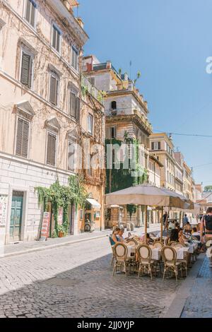 In Rom, Italien, essen die Leute in einem italienischen Café Stockfoto