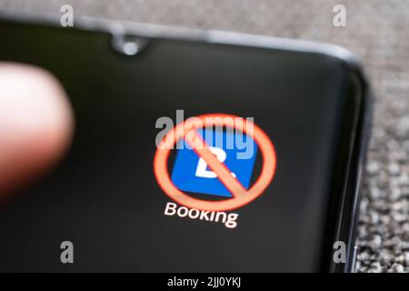 Symbol der gesperrten Buchung auf einem schwarzen Smartphone-Bildschirm. Barnaul russia, 15. Mai 2022 Stockfoto