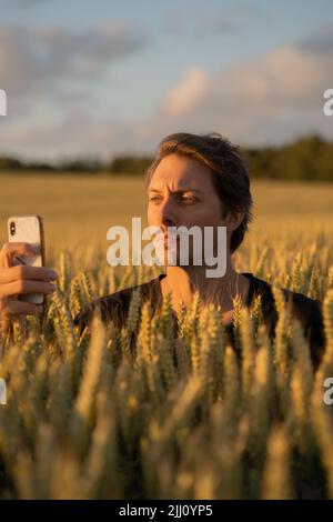 Französischer Mann Macht Foto Mit Smartphone Bei Sonnenuntergang Stockfoto