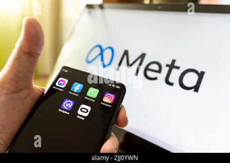 3. November 2021. Barnaul, Russland: Smartphone mit Facebook, Whatsapp, Oculus, Workplace und Instagram App-Icon auf dem Hintergrund des Meta-Logos. Facebo Stockfoto