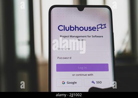 Clubhouse-Anwendungsansicht auf dem Smartphone-Display. 17. Februar 2021, Barnaul Russland Stockfoto