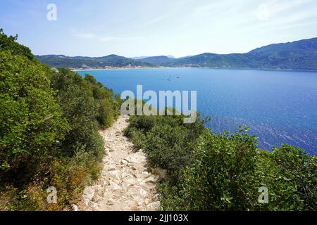 Weg zum Strand Porto Timoni in Korfu, einem paradiesischen Ort mit Strand und kristallklarem Wasser auf der Insel Korfu, Griechenland, Europa Stockfoto