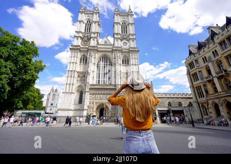 Tourismus in London, Großbritannien. Junge Frau, die an einem sonnigen Tag die Sehenswürdigkeiten Londons besucht. Stockfoto