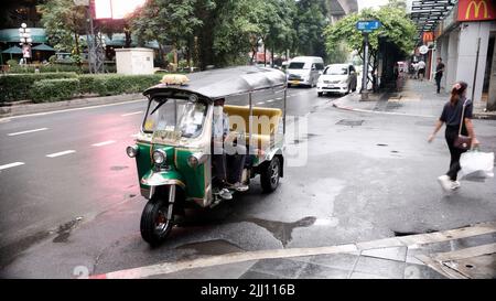 Tuk Tuk und Fahrer warten auf einen Fahrpreis in der Sukhumvit Road Nana Gegend in Bangkok Thailand Stockfoto