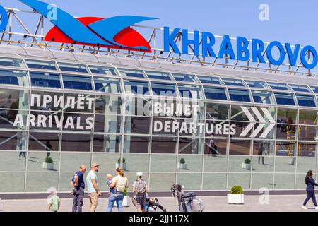 Khrabrovo Kaliningrad Airport bei sonnigem Sommerwetter. Gebäude des internationalen Flughafens Khrabrovo. Kaukasische Familie mit Gepäck.Urlaub fami Stockfoto