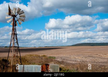 Metal Windmill im Outback Stockfoto