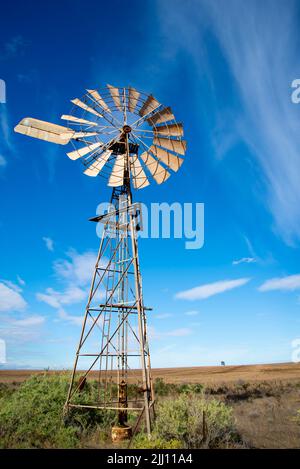 Metal Windmill im Outback Stockfoto