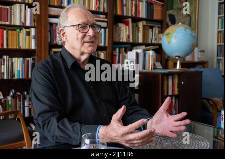 Berlin, Deutschland. 30.. Juni 2022. Sten Nadolny, Schriftsteller, spricht während eines Interviews in seiner Wohnung. Nadolny hat kein Mitleid mit den von ihm selbst geschaffenen Charakteren, sagte der Autor kurz vor seinem 80.. Geburtstag (29. Juli 2022) der Deutschen Presse-Agentur in Berlin. (To dpa 'Author Sten Nadolny: Am gnadenlos with my novel characters') Credit: Christophe Gateau/dpa/Alamy Live News Stockfoto