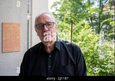 Berlin, Deutschland. 30.. Juni 2022. Sten Nadolny, Schriftsteller, sitzt vor einem Interview auf seinem Balkon. Nadolny hat kein Mitleid mit den von ihm selbst geschaffenen Charakteren, sagte der Autor kurz vor seinem 80.. Geburtstag (29. Juli 2022) der Deutschen Presse-Agentur in Berlin. (To dpa 'Writer Sten Nadolny: Bin gnadenlos mit meinen Romanfiguren') Credit: Christophe Gateau/dpa/Alamy Live News Stockfoto