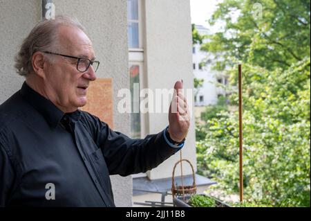 Berlin, Deutschland. 30.. Juni 2022. Sten Nadolny, Schriftsteller, sitzt vor einem Interview auf seinem Balkon. Nadolny hat kein Mitleid mit den von ihm selbst geschaffenen Charakteren, sagte der Autor kurz vor seinem 80.. Geburtstag (29. Juli 2022) der Deutschen Presse-Agentur in Berlin. (To dpa 'Writer Sten Nadolny: Bin gnadenlos mit meinen Romanfiguren') Credit: Christophe Gateau/dpa/Alamy Live News Stockfoto