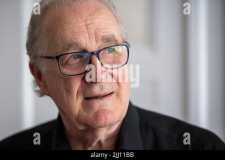 Berlin, Deutschland. 30.. Juni 2022. Sten Nadolny, Schriftsteller, steht vor einem Interview in seiner Wohnung. Nadolny hat kein Mitleid mit den von ihm selbst geschaffenen Charakteren, sagte der Autor kurz vor seinem 80.. Geburtstag (29. Juli 2022) der Deutschen Presse-Agentur in Berlin. (To dpa 'Writer Sten Nadolny: Bin gnadenlos mit meinen Romanfiguren') Credit: Christophe Gateau/dpa/Alamy Live News Stockfoto