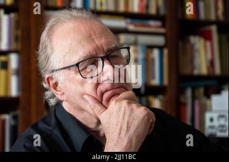 Berlin, Deutschland. 30.. Juni 2022. Sten Nadolny, Schriftsteller, spricht während eines Interviews in seiner Wohnung. Nadolny hat kein Mitleid mit den von ihm selbst geschaffenen Charakteren, sagte der Autor kurz vor seinem 80.. Geburtstag (29. Juli 2022) der Deutschen Presse-Agentur in Berlin. (To dpa 'Author Sten Nadolny: Am gnadenlos with my novel characters') Credit: Christophe Gateau/dpa/Alamy Live News Stockfoto