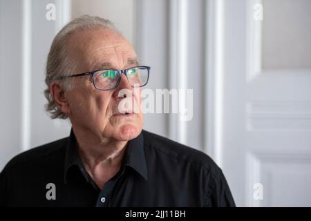 Berlin, Deutschland. 30.. Juni 2022. Sten Nadolny, Schriftsteller, steht vor einem Interview in seiner Wohnung. Nadolny hat kein Mitleid mit den von ihm selbst geschaffenen Charakteren, sagte der Autor kurz vor seinem 80.. Geburtstag (29. Juli 2022) der Deutschen Presse-Agentur in Berlin. (To dpa 'Writer Sten Nadolny: Bin gnadenlos mit meinen Romanfiguren') Credit: Christophe Gateau/dpa/Alamy Live News Stockfoto